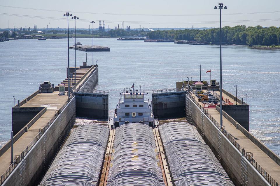 Barge traffic on the Mississippi River at the Melvin Price Locks and Dam Facility near Alton, Ill., August 2019. <a href="https://flic.kr/p/2h9TPiT" rel="nofollow noopener" target="_blank" data-ylk="slk:Preston Keres, USDA/Flickr;elm:context_link;itc:0;sec:content-canvas" class="link ">Preston Keres, USDA/Flickr</a>