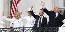<p>El presidente estadounidense, Donald Trump (d), la primera dama, Melania Trump (2i), el presidente francés, Emmanuel Macron (2d), y su esposa, Brigitte Macron (i), durante una ceremonia de bienvenida en la Casa Blanca, en Washington DC, Estados Unidos, hoy, 24 de abril de 2018. Macron realiza una visita de Estado al país marcada por Irán y el comercio. EFE/SHAWN THEW </p>