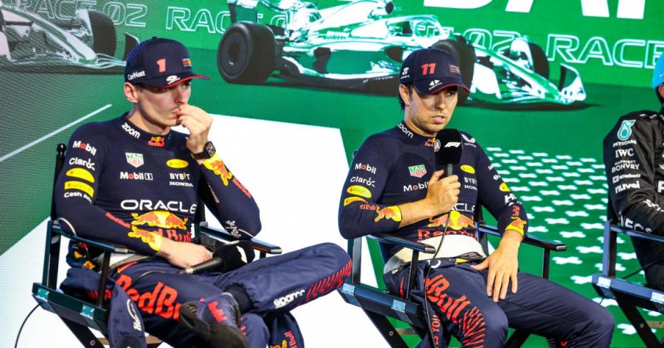 Max Verstappen tampak murung dalam konferensi pers pasca balapan dengan Sergio Perez.  Arab Saudi Maret 2023 Kredit: Alamy