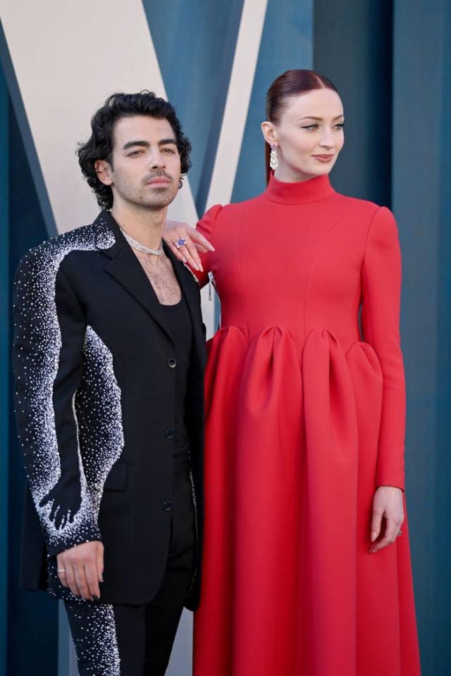 Met Gala 2022: Pregnant Sophie Turner, Joe Jonas Pose for Pics