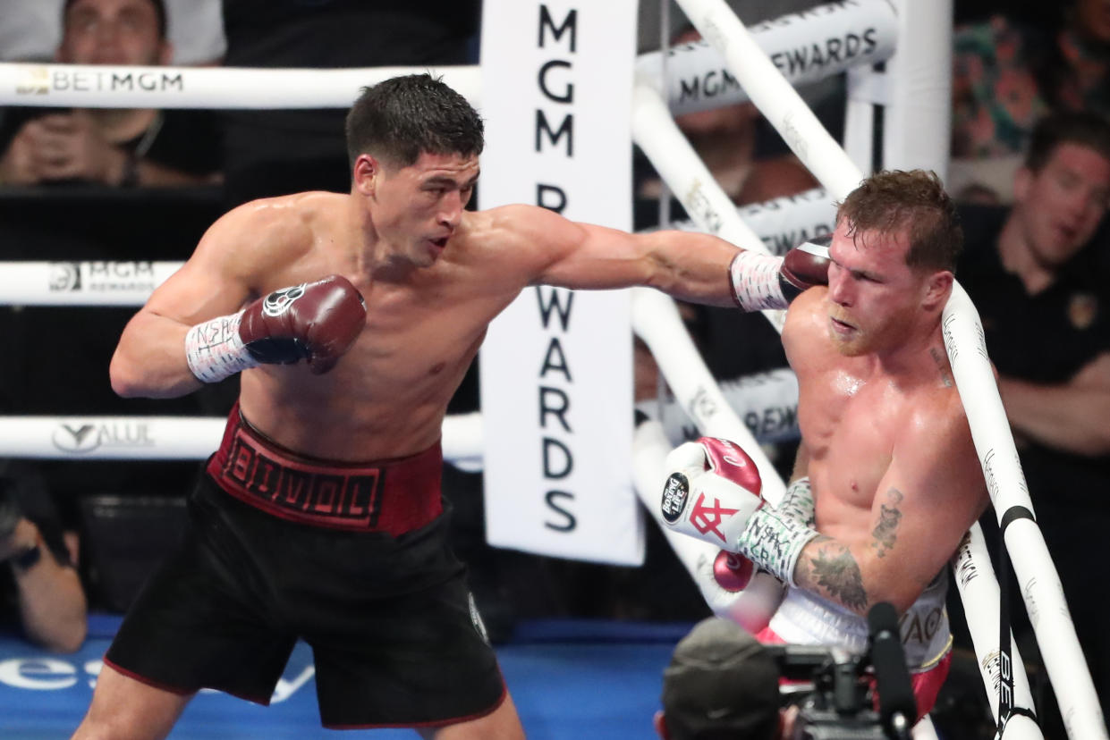 Canelo Álvarez enfrentando a Dmitry Bivol el 7 de mayo del año pasado en Las Vegas. (Alejandro Salazar/PxImages/Icon Sportswire via Getty Images)