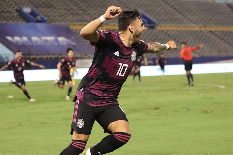 Alexis Vega celebra tras anotar el gol con el que México ganó a Jamaica en la eliminatoria de la Concacaf