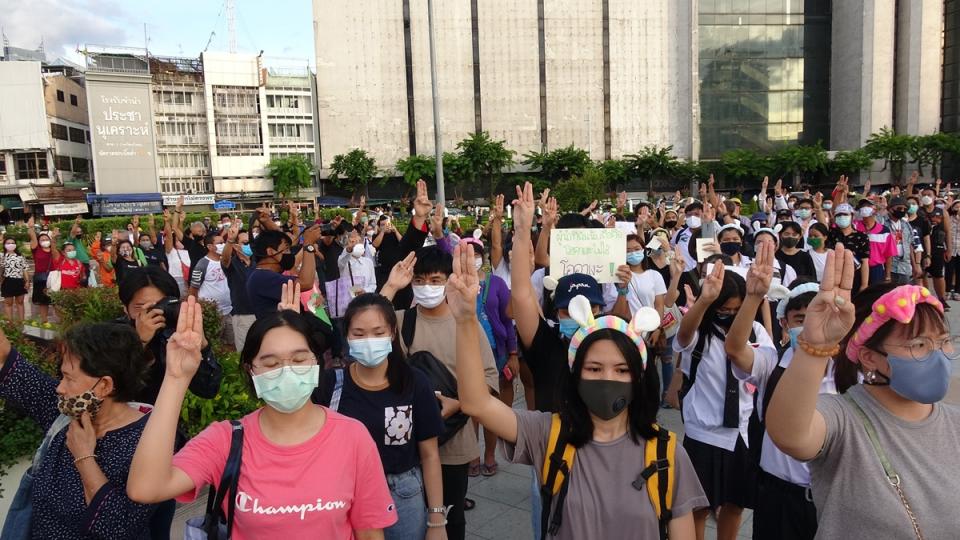 泰國學生示威日來嚴重，圖為日前在曼谷吞武里鄭信王大圓環前發起「跑吧哈姆太郎！」示威活動，要求解散國會。（檔案照）