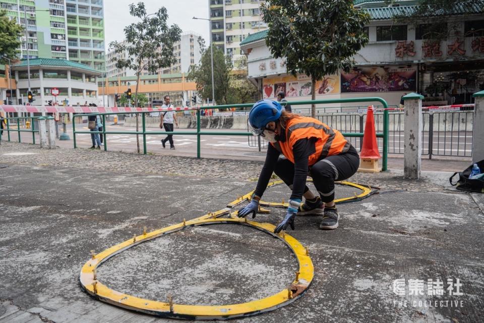 工人正在清拆燈牌