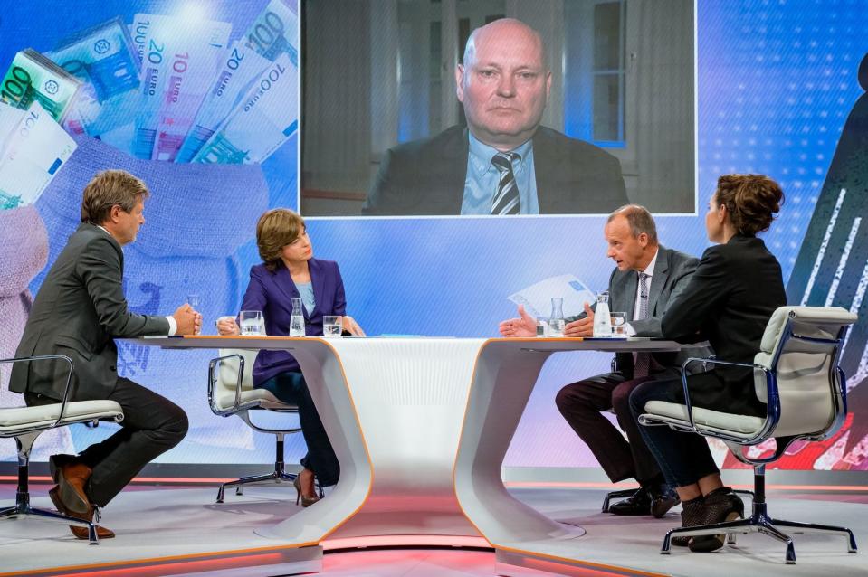 Zum Thema "Schwarz und Grün im Wahlkampf - Rivalen, Feinde, Partner?" diskutierten am Donnerstagabend im ZDF, von links: Robert Habeck, Moderatorin Maybrit Illner, Achim Truger (zugeschaltet), Friedrich Merz und die Journalistin Dagmar Rosenfeld. (Bild: ZDF / Svea Pietschmann)