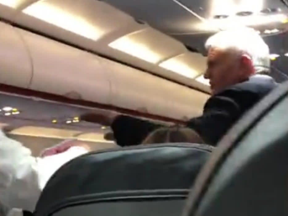 EasyJet passenger refuses to wear mask (YouTube/canarianweekly tenerife)