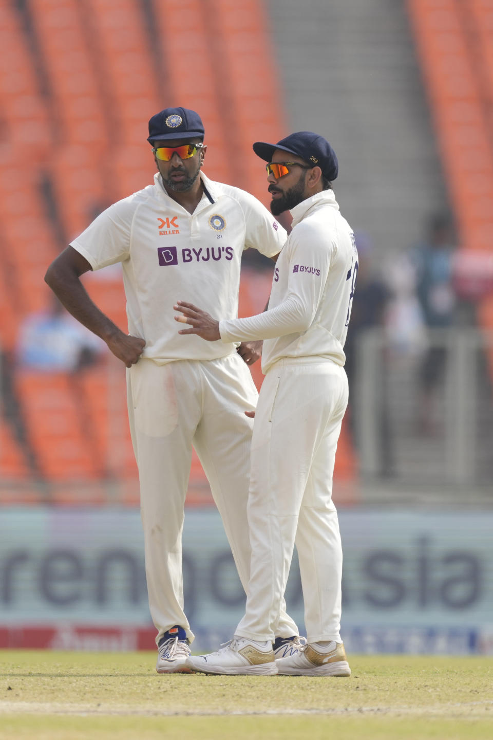 India's Virat Kohli, right, speaks with India's Ravichandran Ashwin during the fifth day of the fourth cricket test match between India and Australia in Ahmedabad, India, Monday , March 13, 2023. (AP Photo/Ajit Solanki)