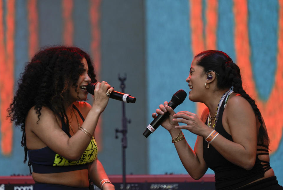 El dúo franco-cubano Ibeyi, Lisa, izquierda y su gemela Naomi durante su concierto en el festival Corona Capital en la Ciudad de México el 19 de noviembre de 2022. (Foto AP/Eduardo Verdugo)