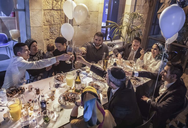 Una familia reunida en un restaurante en Jerusalén el 21 de marzo de 2021