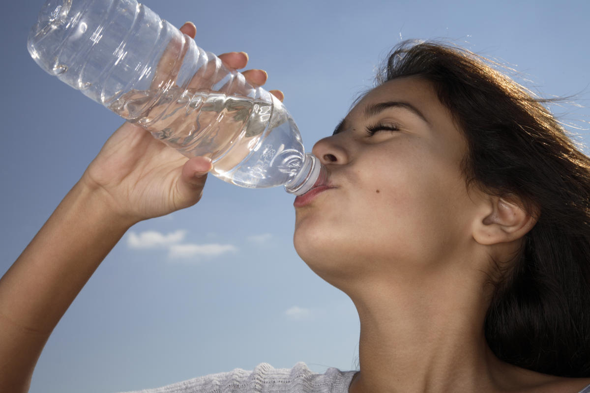 Una botella de agua contiene hasta medio millón de partículas de