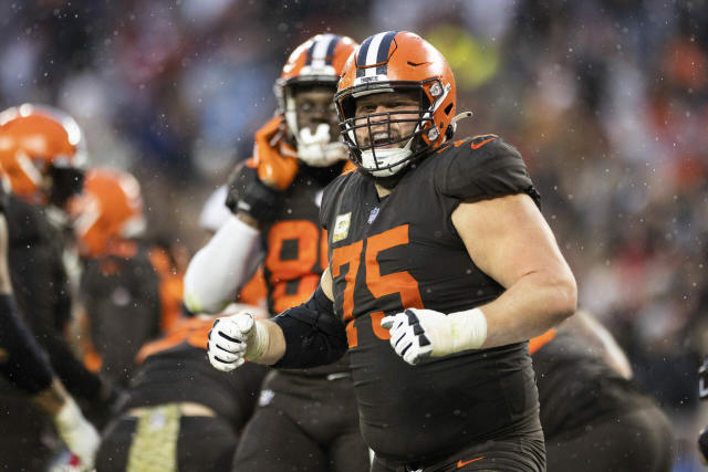 Browns' Joel Bitonio shows off his hands at Pro Bowl Games