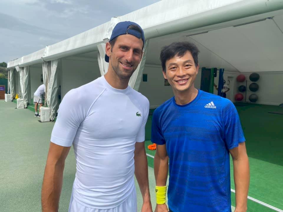 盧彥勳（右）1日和世界排名第一的球王喬科維奇（Novak Djokovic）合影。（臉書）