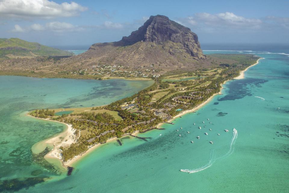 Umspült von den sanften Wellen des Indischen Ozeans hat es Mauritius auf Platz acht im Ranking der schönsten Inseln der Welt geschafft. Die Inselgruppe gehört zu Afrika, liegt aber 1700 Kilometer vom Kontinent entfernt.