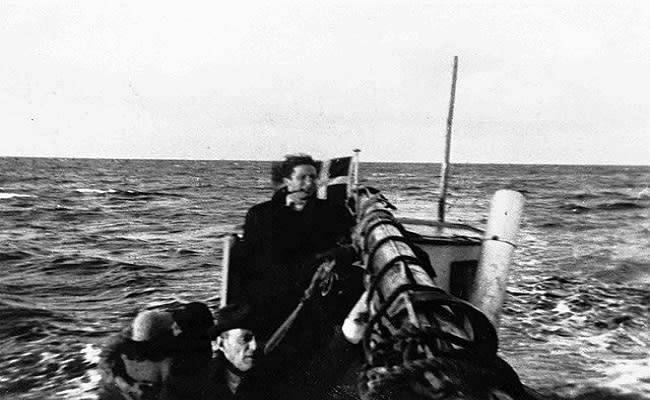 Judíos daneses trasladados en barco a la Suecia neutral en 1943 (imagen vía Wikimedia commons)