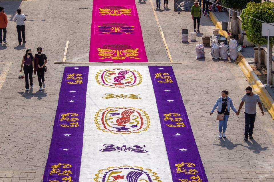 Habitantes del poblado de Tlaxcoapan, Hidalgo, luchan por mantener vigente la llamada "Fiesta de Espigas", para pedir por las lluvias para la cosecha, en esta festividad los pobladores hacen portadas de trigo y tapetes de colores.