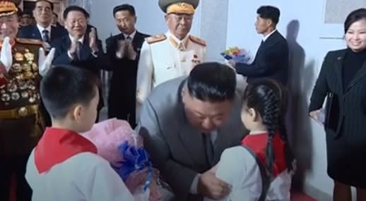 金正恩接受小朋友獻花。（圖／AP）