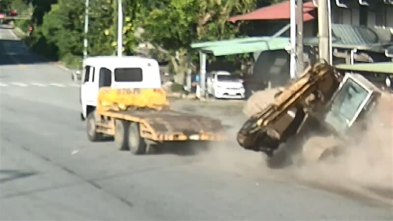 怪手掉下來餐廳砸毀圍牆及路旁電線桿。（圖／民眾提供）