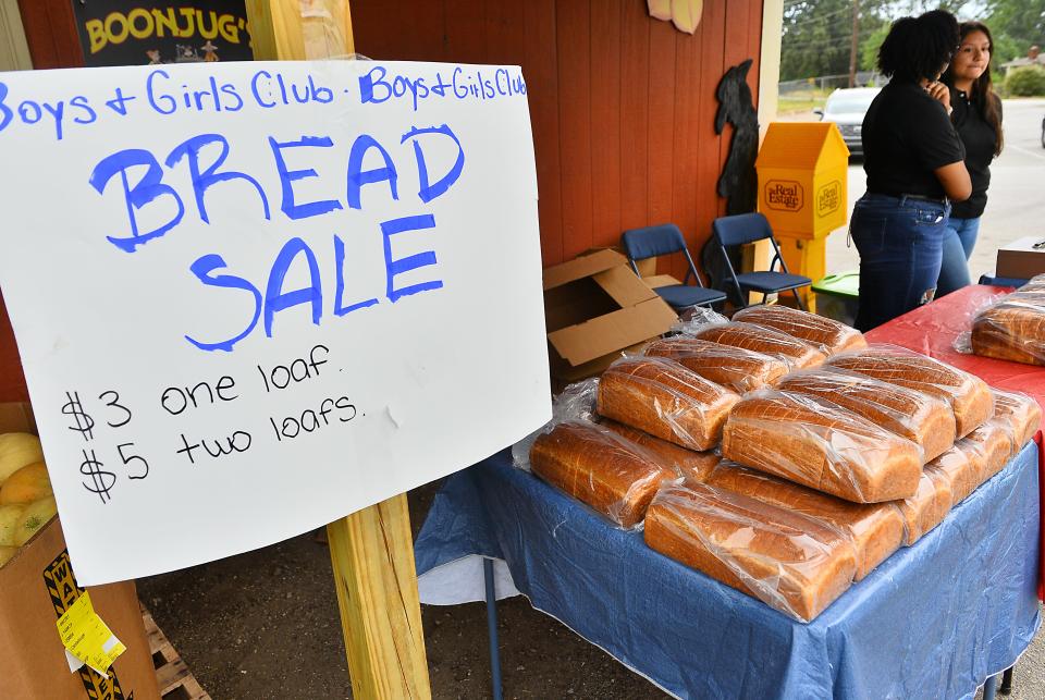 Students from Spartanburg High School sell bread at the Bellews Market in Spartanburg on June 25, 2022. 