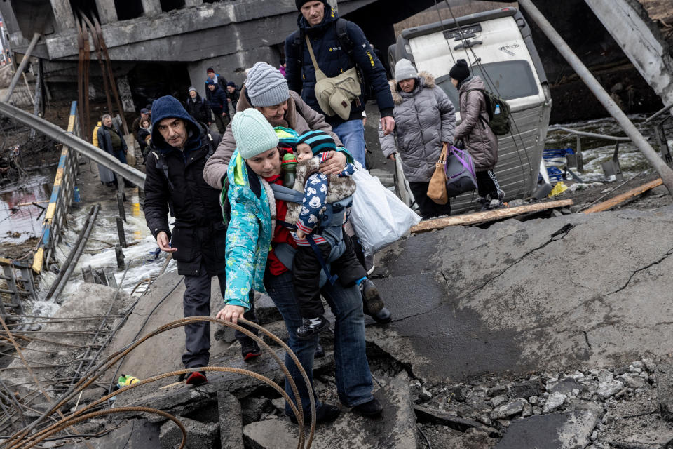 Residents of Irpin, Ukraine, flee heavy fighting 