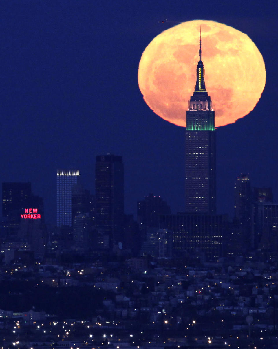 <b>Mondtäuschung </b> <br> <br> Seltsames Phänomen: Der Mond erscheint uns in der Nähe des Horizonts größer als weiter oben am Nachthimmel. Eine wissenschaftliche Erklärung gibt es dafür nicht – Forscher vermuten allerdings, dass wir den Mond größer wahrnehmen, wenn wir ihn mit „kleinen“ Objekten wie Häusern oder Bäumen vergleichen können. (Foto: dapd)