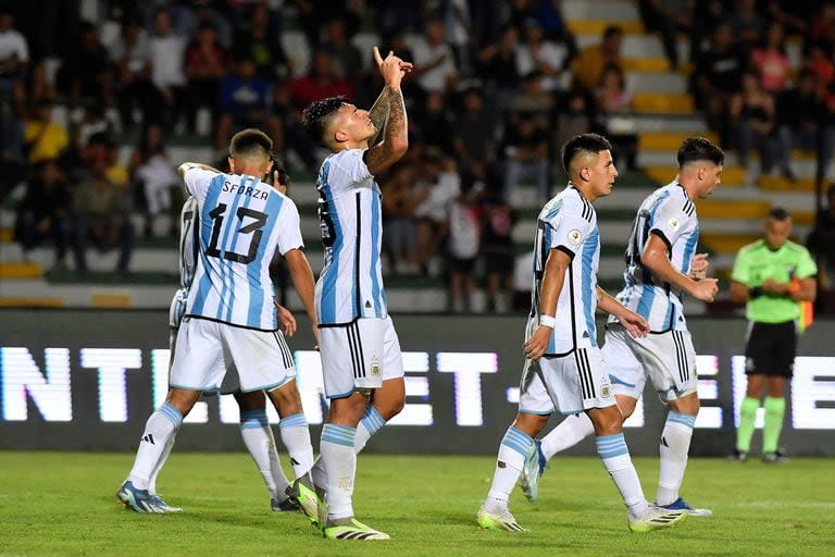 La celebración de Santiago Castro, tras la asistencia de Thiago Almada; fue el 3-0 de Argentina, que pasó por arriba a Chile.