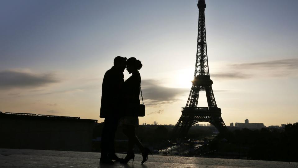 Un couple devant la tour Eiffel, à Paris (photo d'illustration) - AFP