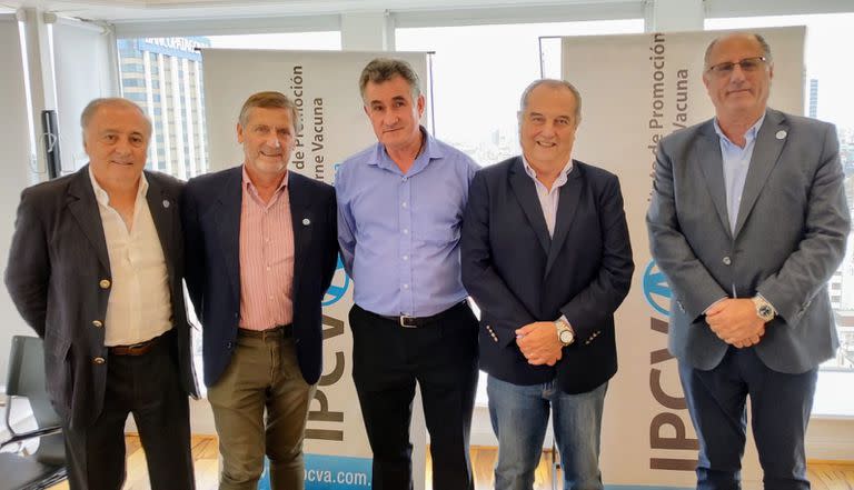 Carlos Odriozola (SRA); Elbio Laucirica (Coninagro); Carlos Achetoni (FAA), Jorge Grimberg, nuevo presidente del Ipcva; y Jorge Chemes (CRA)