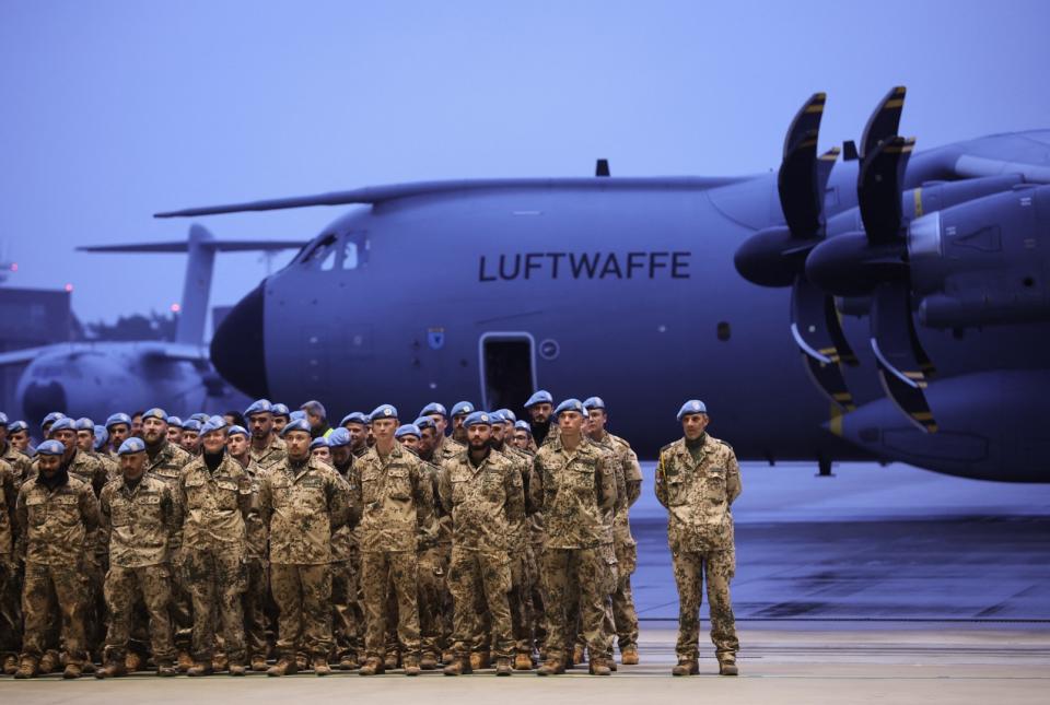 <span>Les forces armées allemandes Bundeswehr qui ont servi dans le cadre de la mission de l'ONU au Mali, MINUSMA, après avoir atterri sur la base aérienne militaire de Wunstorf, dans le nord de l'Allemagne, le 15 décembre 2023</span><div><span>RONNY HARTMANN</span><span>AFP</span></div>