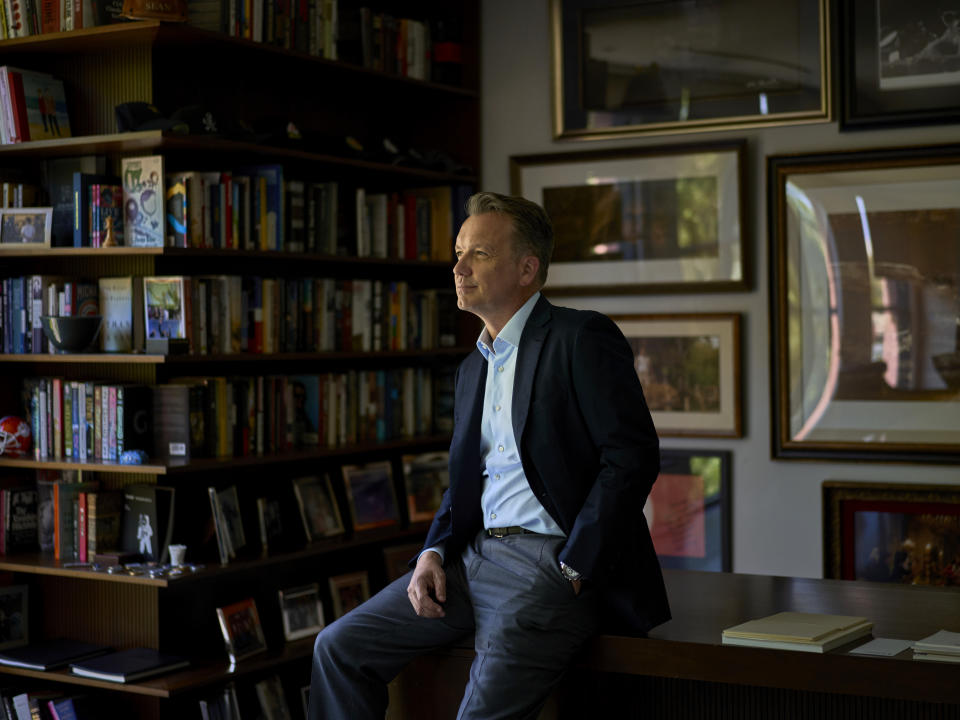 Sean Bailey, presidente de Walt Disney Studios Motion Picture Production, en su oficina de Burbank, California, el 8 de mayo de 2023. (Philip Cheung/The New York Times)