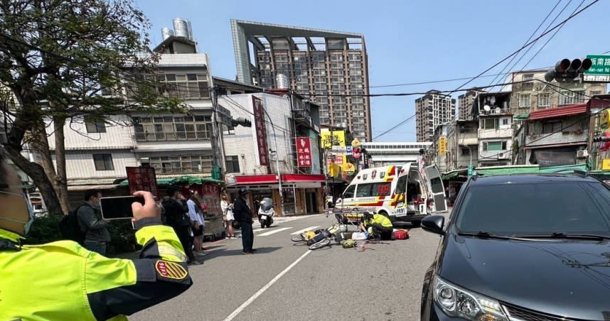 游姓女子騎著腳踏車因不明原因慘摔在地，甚至還被後方經過的貨車當場輾斃。（圖／警方提供）