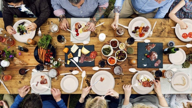 These dinner plates are even better than gold: they’re biodegradable!