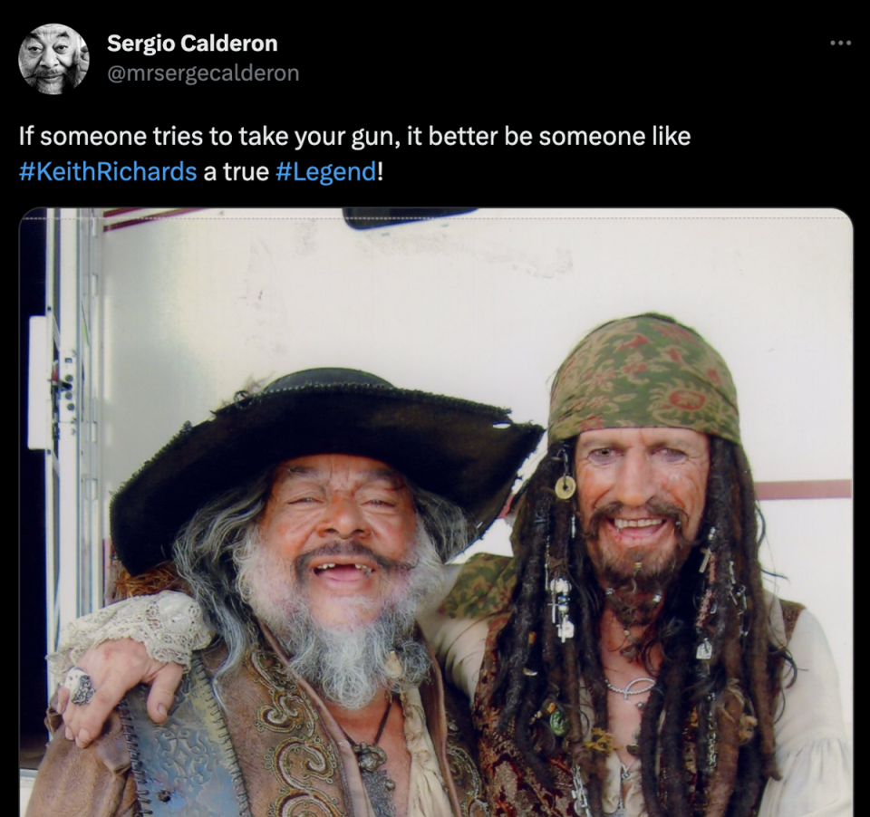 Sergio Calderon with Keith Richards on set of ‘Pirates of the Caribbean: At World’s End’ (Twitter)