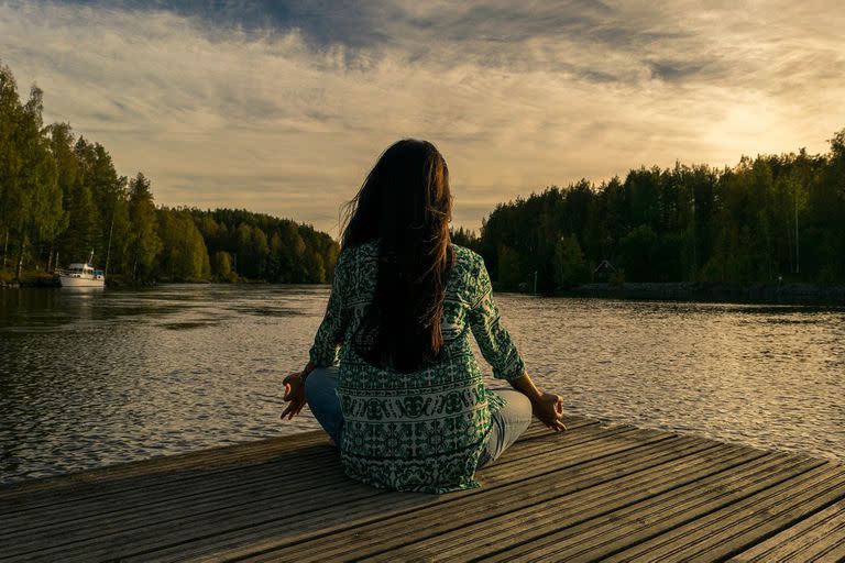 Meditar antes de que comience la rutina laboral, un "trend" en TikTok