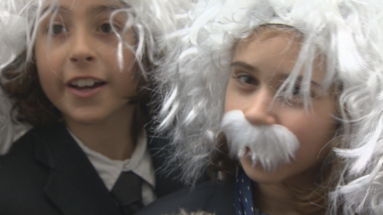 World record set in Toronto for largest group dressed as Albert Einstein