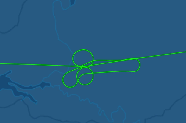 航機於空中盤旋並劃上尤如男性器官圖案。 （圖：Flightaware@Facebook） 