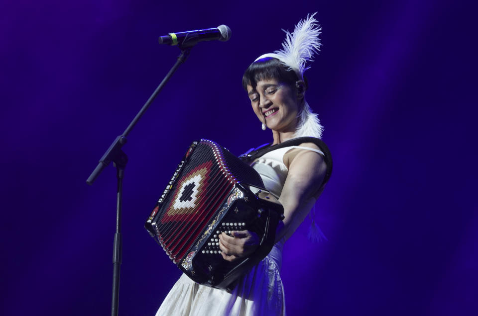 La cantante mexicana Julieta Venegas durante su presentación en el festival Axe Ceremonia en el parque Bicentenario en la Ciudad de México el domingo 2 de abril de 2023. (Foto AP/Marco Ugarte)