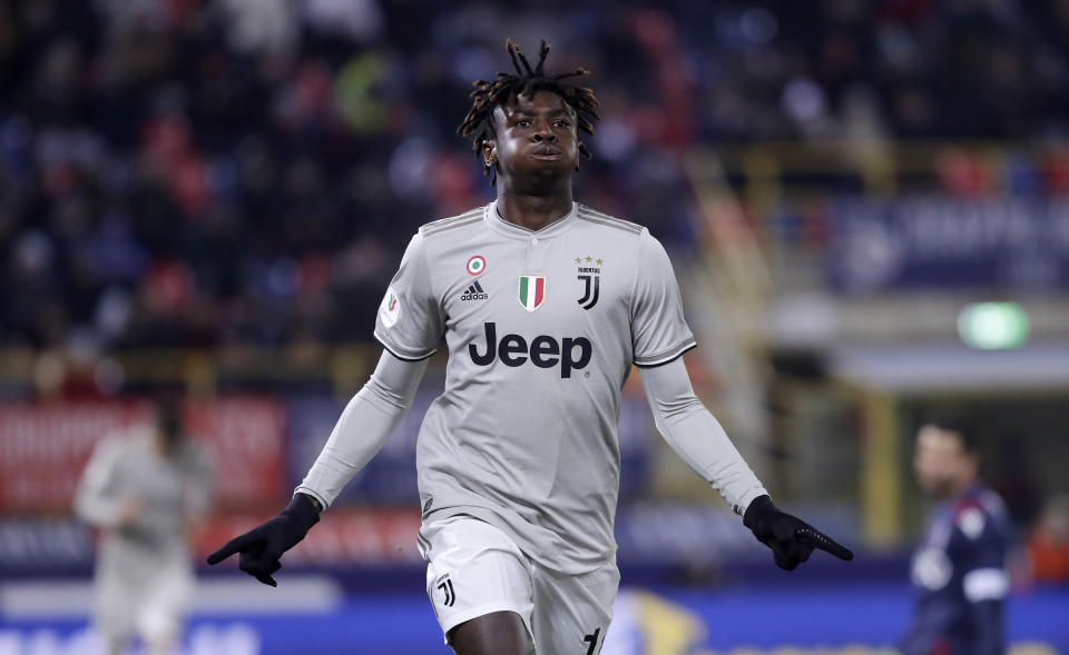 El jugador de la Juventus, Moise Kean, celebra luego de anotar un gol en el partido de la Copa de Italia contra Bolonia, el sábado 12 de enero de 2019, en Bolonia. (AP Foto/Luca Bruno)