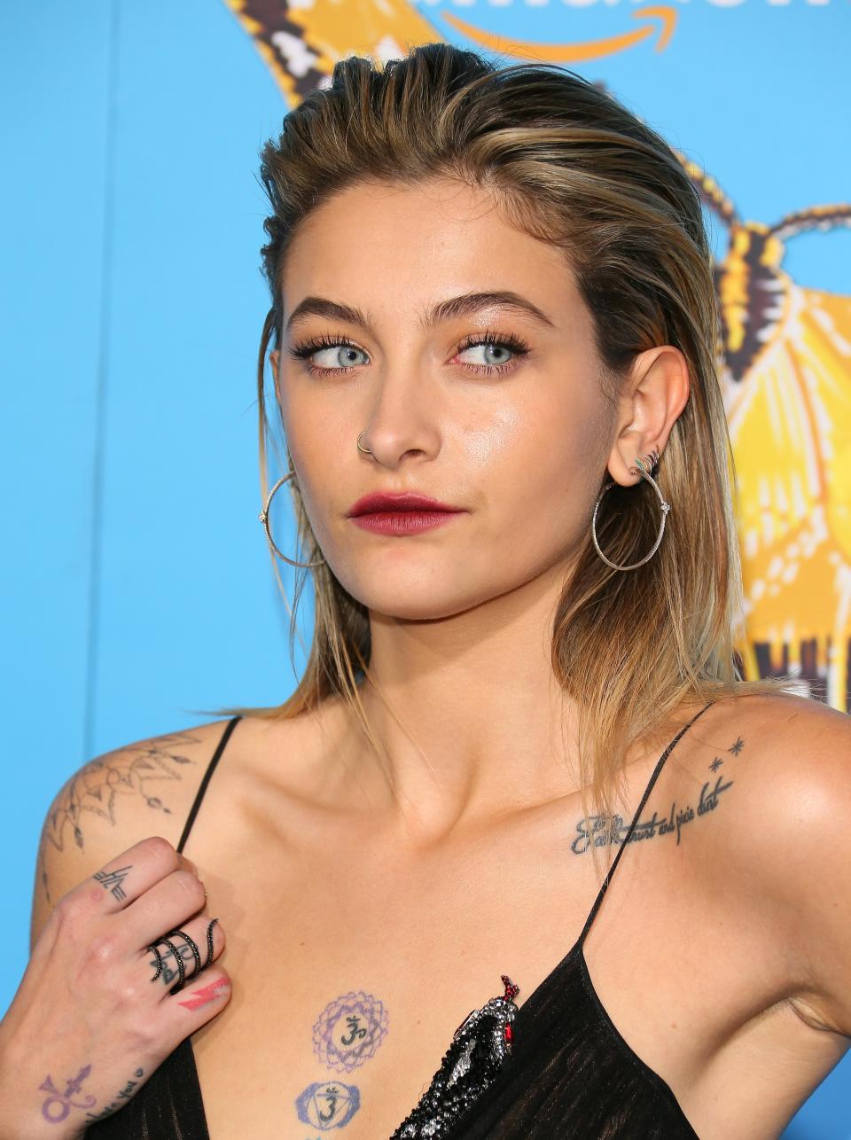 <p>Paris Jackson llamó la atención con la serpiente en su vestido/Getty Images </p>