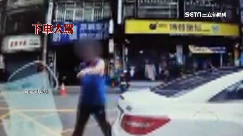 賓士車駕駛不爽下車理論。（圖／翻攝自爆料公社）