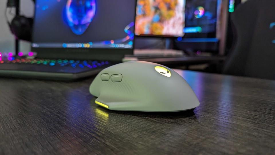 Image of the Alienware Wireless Gaming Mouse (AW620M).