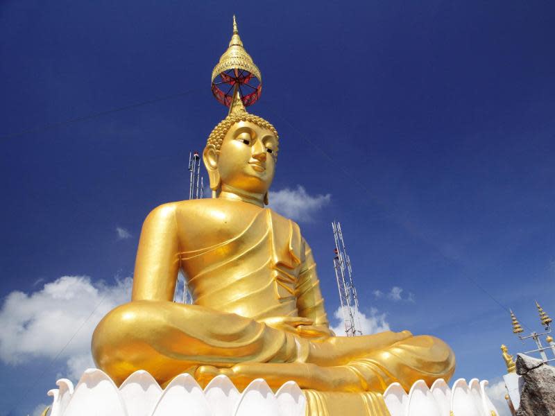 Der Weg zur Erleuchtung führt über 1200 Stufen nach oben: So weit ist es zumindest bis zur Buddhastatue auf dem Tempelberg von Wat Tham Sua bei Krabi. Foto: Tourism Authority of Thailand