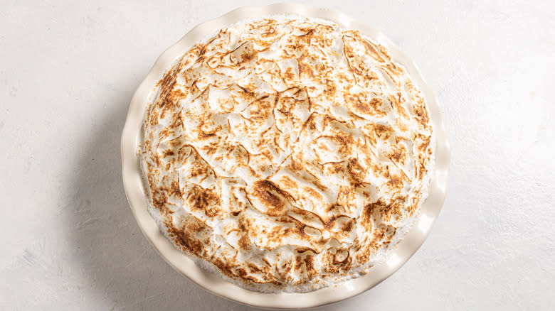 Pie dish with browned merengue 