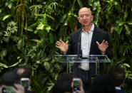 <p>Ha sido el propio fundador y director ejecutivo de Amazon, Jeff Bezos, el que ha inaugurado este 29 de enero el curioso edificio, situado en el centro de la ciudad. (Foto: Lindsey Wasson / Reuters). </p>