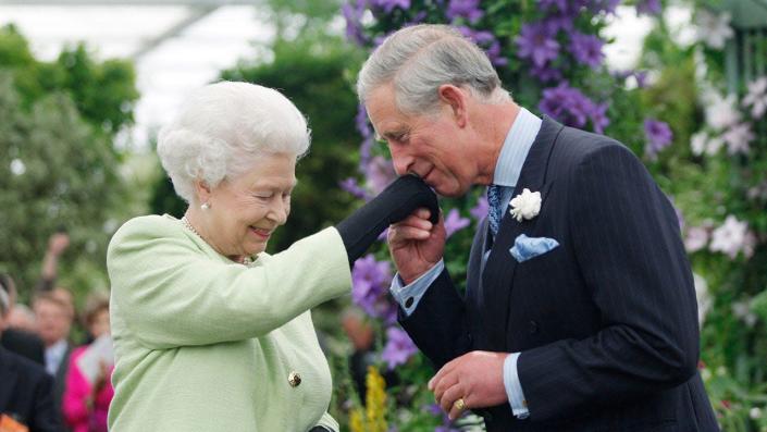 Queen Elizabeth II presents Prince Charles, Prince of Wales with the Royal Horticultural Society's Victoria Medal of Honour during a visit to the Chelsea Flower Show on May 18, 2009, in London. <span class="copyright">Sang Tan/WPA Pool/Getty Images</span>