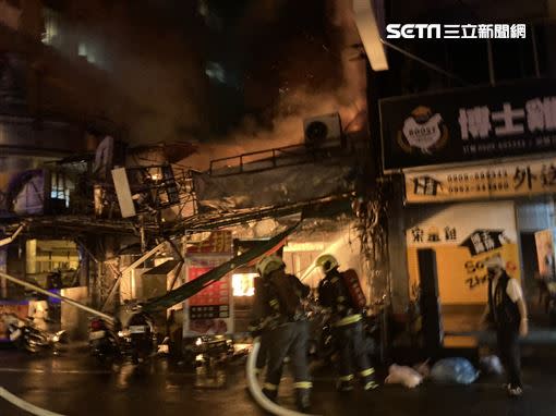 中華路夜市、台灣大道一段多家店面、民宅陷入火海，數家名店也被波及。（圖／翻攝畫面）