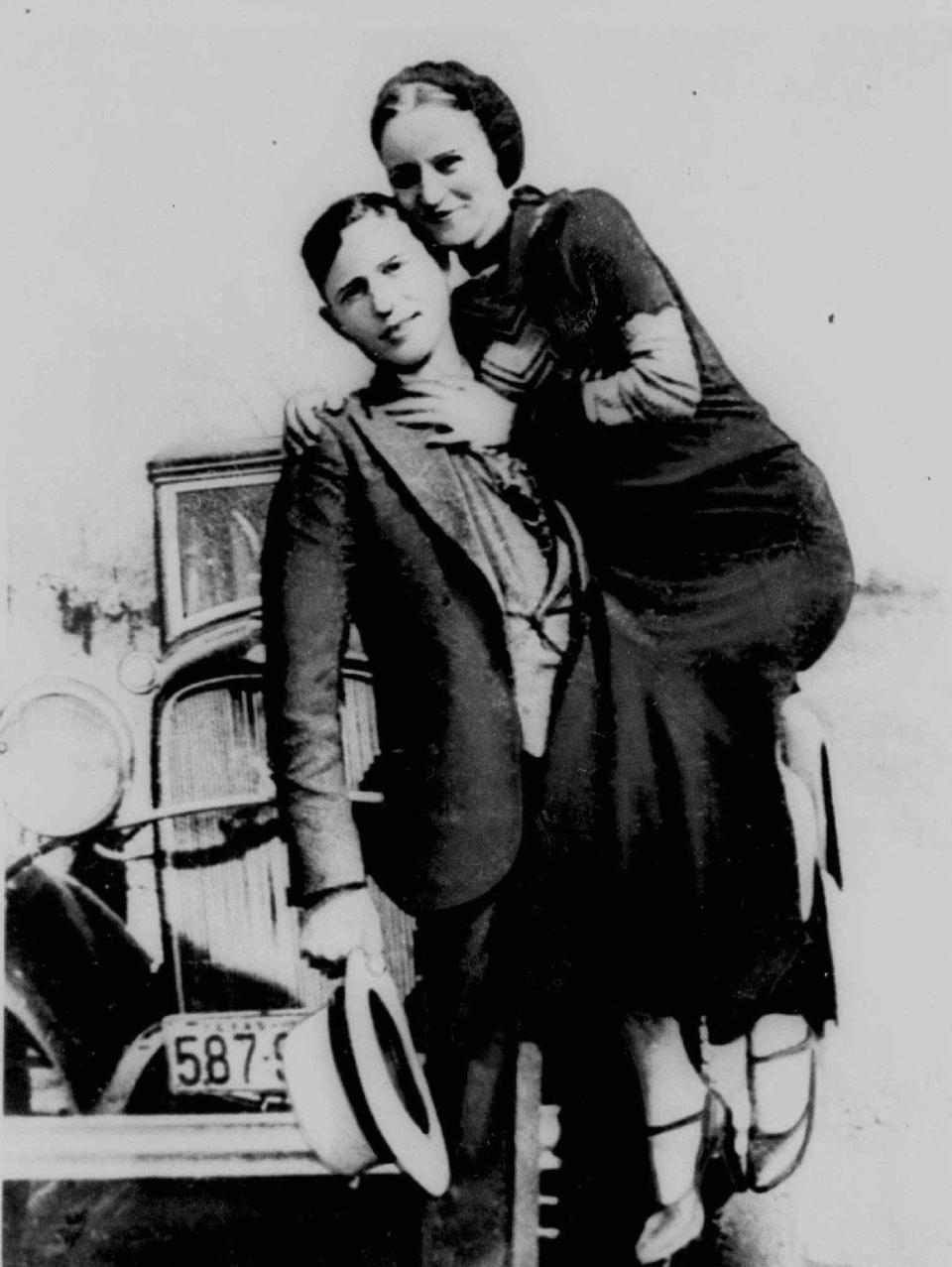 Bank robbers Clyde Barrow and Bonnie Parker pose with their car in the 1930s.
 AP
1930s bank robbers Clyde Barrow and Bonnie Parker.