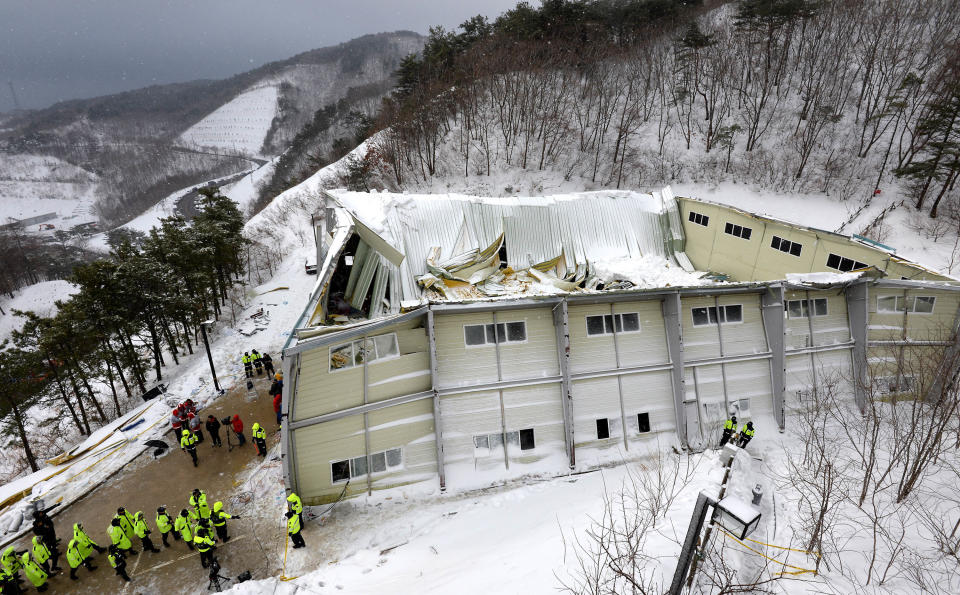 Imagen del techo colapsado de un auditorio en un centro turístico de Gyeongju, Corea del Sur, el martes 18 de febrero de 2014. (Foto AP/Yonhap, Lee Jae-hyuck)