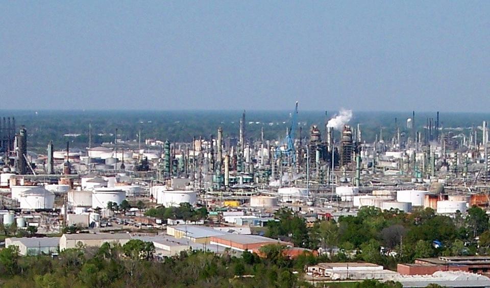 The view from the Louisiana state capitol. Louisiana accounts for nearly one-sixth of U.S. oil-refining capacity. <a href="https://commons.wikimedia.org/wiki/File:ExxonMobil_Baton_Rouge.jpg" rel="nofollow noopener" target="_blank" data-ylk="slk:Adbar/Wikimedia;elm:context_link;itc:0;sec:content-canvas" class="link ">Adbar/Wikimedia</a>, <a href="http://creativecommons.org/licenses/by/4.0/" rel="nofollow noopener" target="_blank" data-ylk="slk:CC BY;elm:context_link;itc:0;sec:content-canvas" class="link ">CC BY</a>