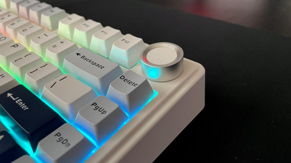 The Epomaker x Aula F75 mechanical keyboard with volume knob