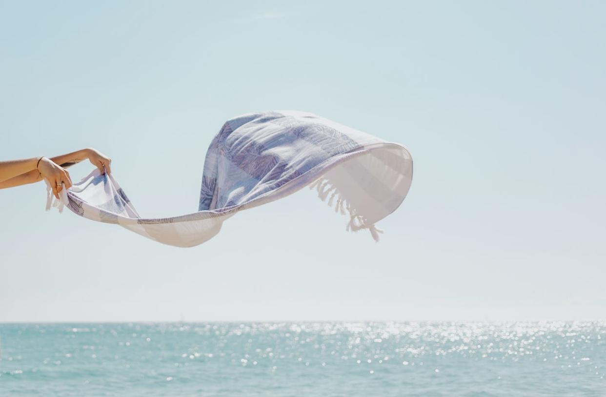 <a href="https://www.shutterstock.com/es/image-photo/sea-breeze-blowing-stripes-scarf-2008112273" rel="nofollow noopener" target="_blank" data-ylk="slk:Rawpixel.com / Shutterstock;elm:context_link;itc:0;sec:content-canvas" class="link ">Rawpixel.com / Shutterstock</a>